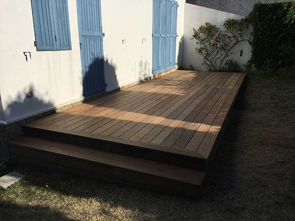 Habillage en lames de terrasse en Ipé avec marche d'accès la trinité sur mer Habillage en lames de terrasse en Ipé avec marche d'accès la trinité sur mer